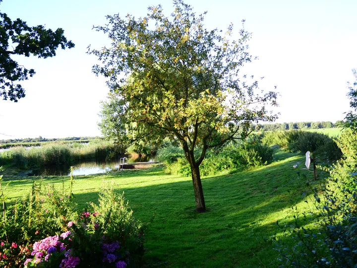 De tuin van Vrijzicht met uitzicht over het weiland