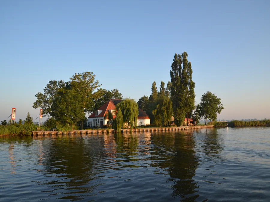 Vrijzicht gezien vanaf het water van het Prinses Margrietkanaal