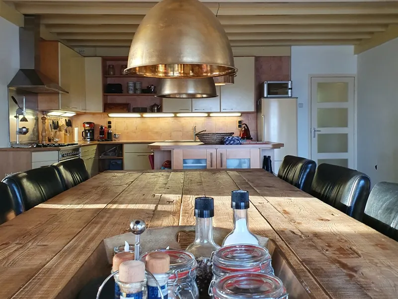 De keuken met kookunit en kookeiland