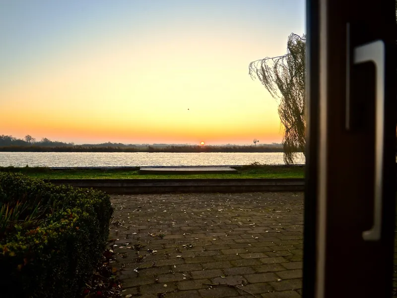 Een van de terrassen rond het huis